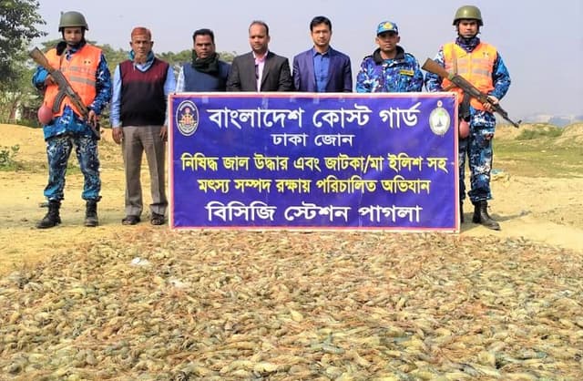 কোস্টগার্ডের অভিযানে ৩৫০০ কেজি জেলিমিশ্রিত চিংড়ি জব্দ