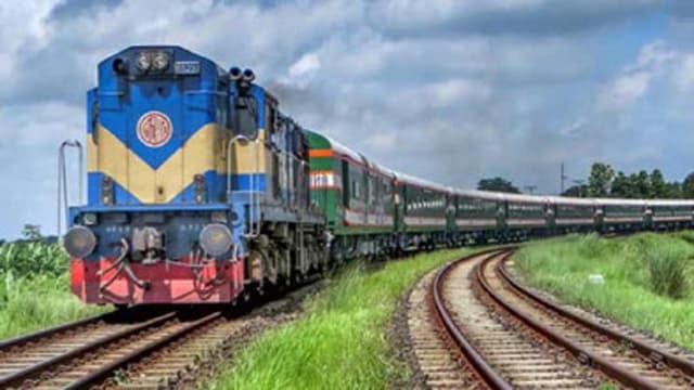 টাঙ্গাইলে ট্রেনের ধাক্কায় অটোরিকশার ৪ যাত্রী নিহত