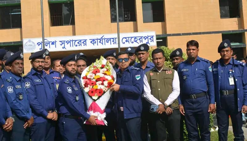 রাষ্ট্রপ্রতি পুলিশ পদক পাওয়ায় এসপি রাফিউলকে ফুলের শুভেচ্ছা