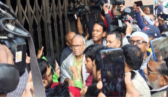 তালা ভেঙে কার্যালয়ে প্রবেশ করলেন বিএনপি নেতাকর্মীরা