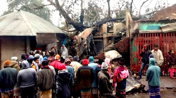 নবাবগঞ্জে বৈদ্যুতিক শট সাকির্টের আগুনে পুড়ল ১২ টি দোকান