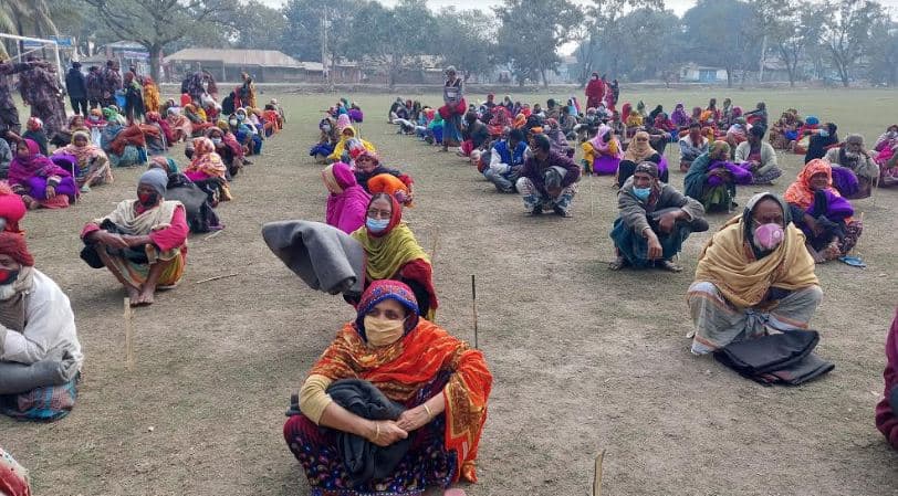 হিলিতে শীতার্তদের শীতবস্ত্র দিলেন বিজিবি