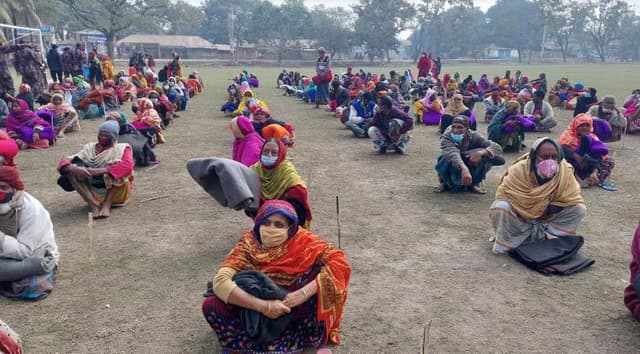 হিলিতে শীতার্তদের শীতবস্ত্র দিলেন বিজিবি