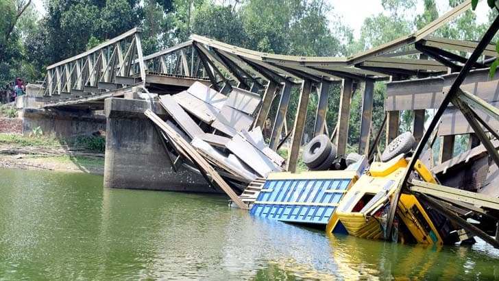 রাঙামাটি বেইলি ব্রিজ ভেঙে ট্রাক খালে ,নিহত ৩