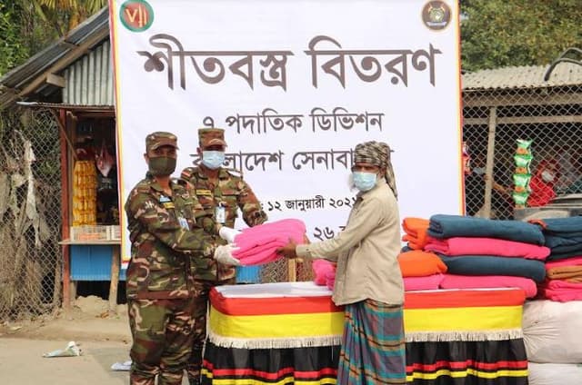 পিরোজপুরে সেনাবাহিনীর শীতার্তদের মাঝে কম্বল বিতরণ