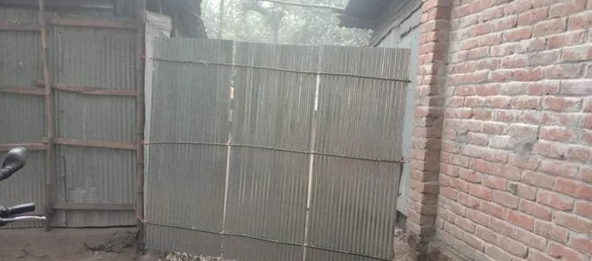 হাতীবান্ধায় টাকার জন্য বাবাকে মারধর করে রাস্তা বন্ধ করলেন পূত্র