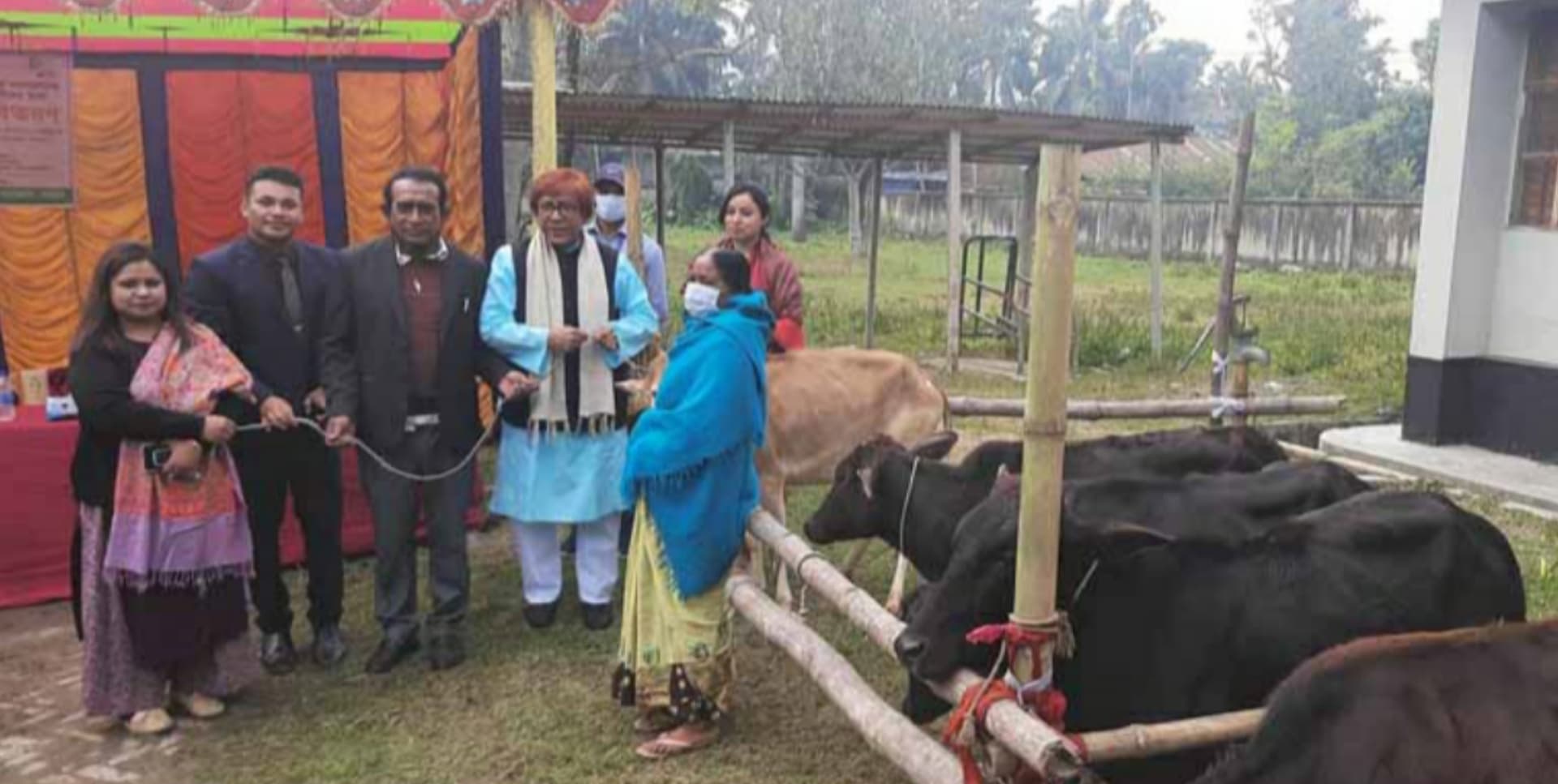 বড়াইগ্রামে ক্ষুদ্র নৃ-গোষ্ঠির মাঝে গরু বিতরণ