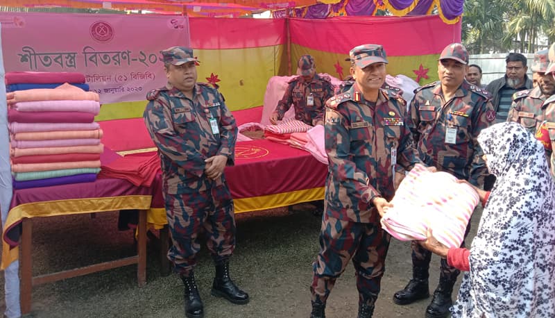 লালমনিরহাটে ৫১ বিজিবি'র শীতবস্ত্র বিতরণ