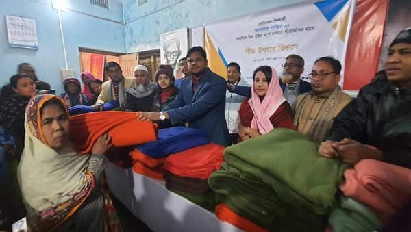 নিজ বৃত্তির টাকায় মেডিকেল শিক্ষার্থীর শীতবস্ত্র বিতরণ