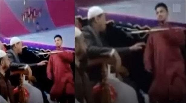 মঞ্চে উঠে চরমোনাই পীরের ওপর হামলা
