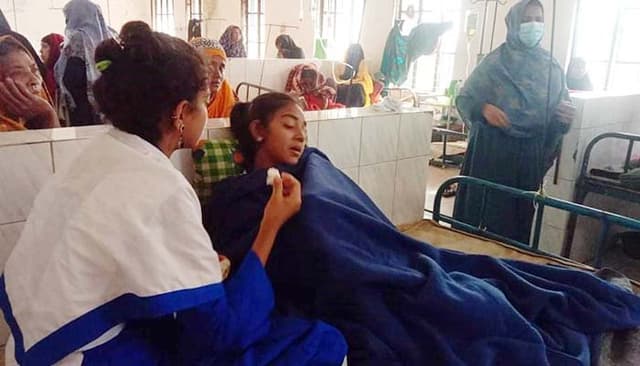 বরগুনায় করোনা টিকা নিয়ে ১৬ শিক্ষার্থী অসুস্থ
