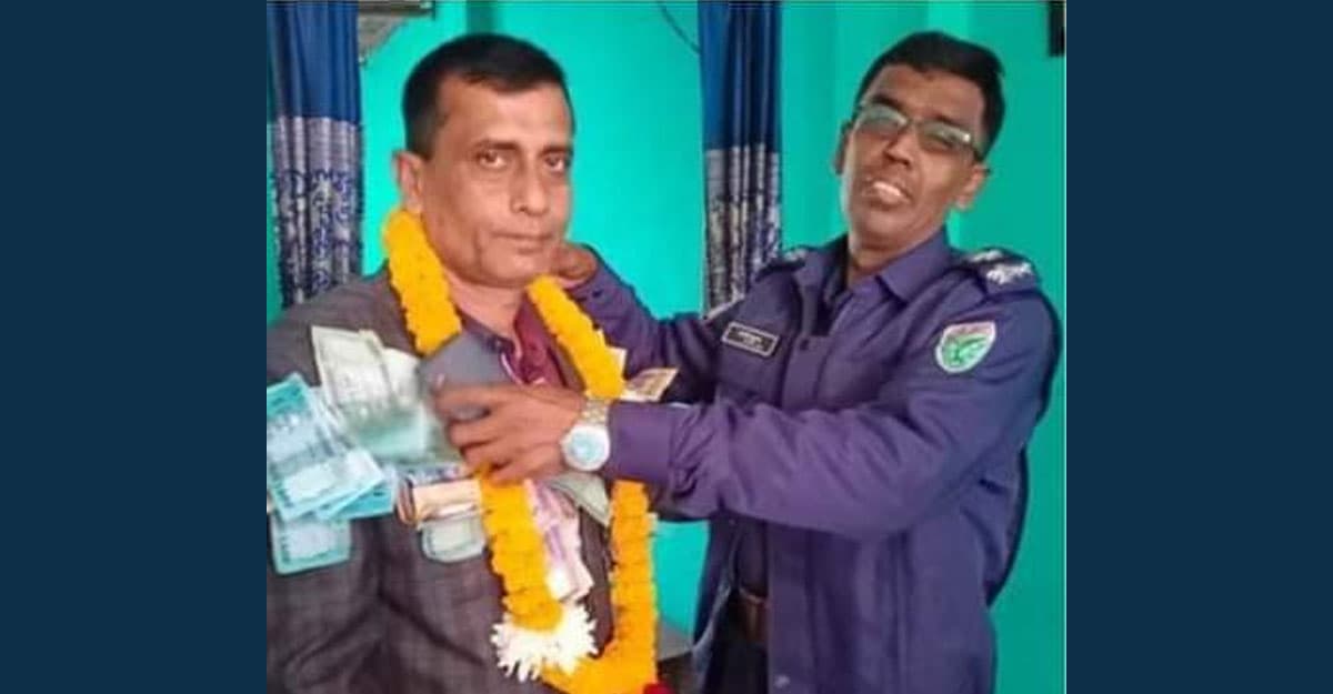 ইউপি সদস্যের গলায় টাকার মালা পরানো এসআই প্রত্যাহার