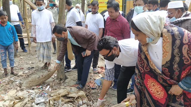 কালিয়াকৈরে পরিষ্কার পরিচ্ছন্নতা অভিযান শুরু