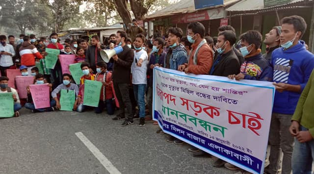 নিরাপদ সড়ক'র দাবিতে হাতীবান্ধায় মানববন্ধন