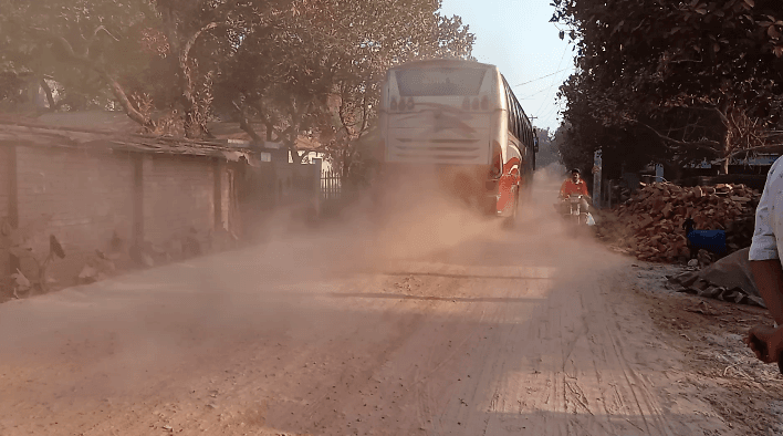 সড়কে ধুলোবালি, দুর্ভোগে কয়েক লক্ষ মানুষ