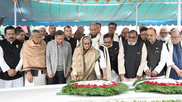 মন্ত্রিসভার সদস্যদের নিয়ে বঙ্গবন্ধুর সমাধিতে প্রধানমন্ত্রীর শ্রদ্ধা