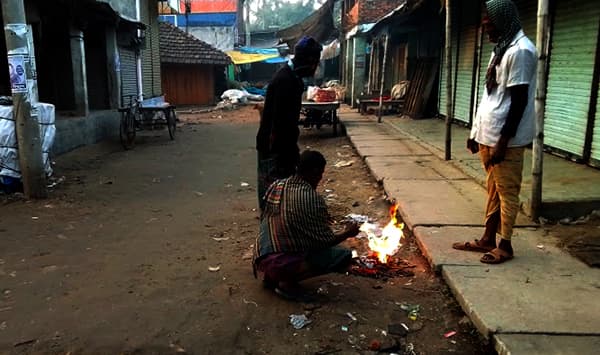 শীতে কাবু আশাশুনির শ্রমজীবি, ছিন্নমুল মানুষজন