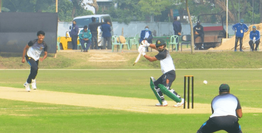 হাসানের বোলিং তোপে ঝর ঝর করে শেষ তামিমরা