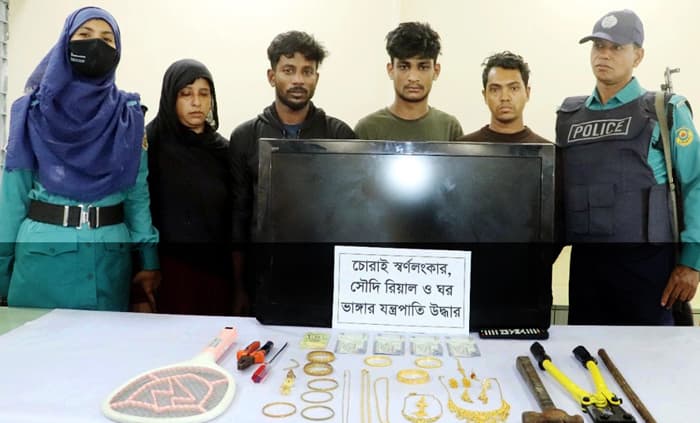 কাজের বুয়ার বেশে স্ত্রী, চুরি করে স্বামী !