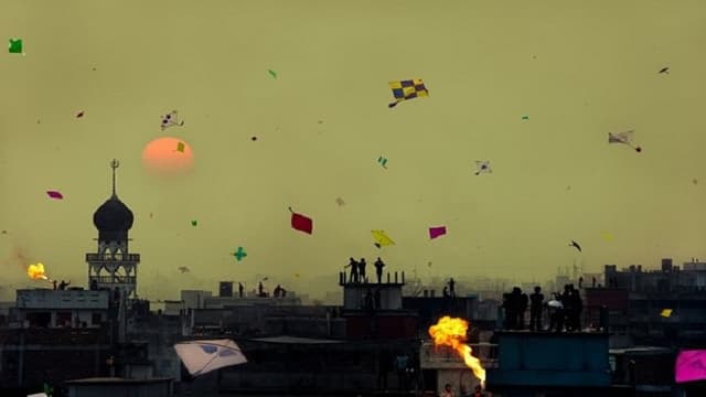 পুরান ঢাকার আকাশে সাকরাইনের ঘুড়ি