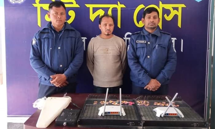 অবৈধ ভিওআইপি ব্যবসার অপরাধে হিলিতে আটক-১