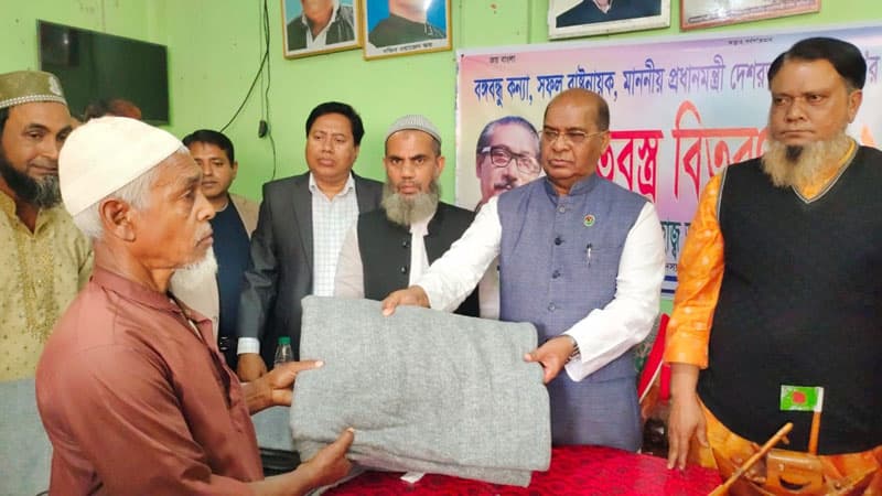 কলাপাড়ায় শীতার্থদের মাঝে এমপি মহিবের কম্বল বিতরণ