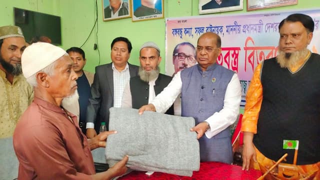 কলাপাড়ায় শীতার্থদের মাঝে এমপি মহিবের কম্বল বিতরণ