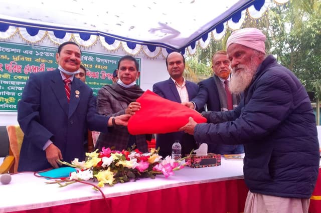 গোয়ালন্দে শীতবস্ত্র ও শিক্ষা উপকরণ বিতরণ