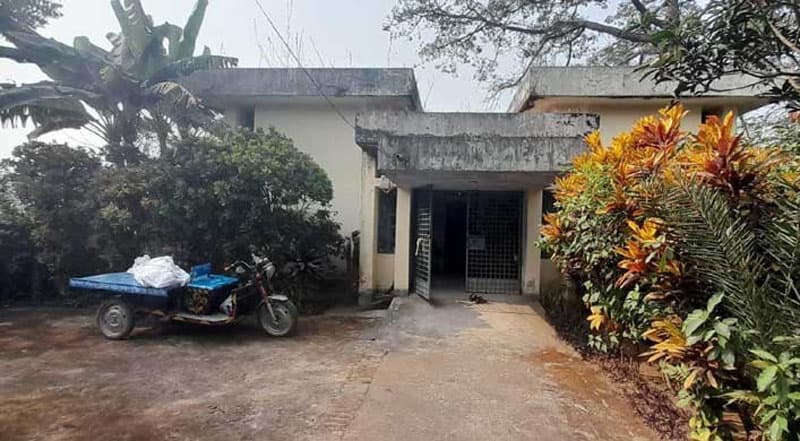 ঠাকুরগাঁওয়ে দরজা সংকীর্নতায় পড়ে আছে মর্গের লাশের ফ্রিজার