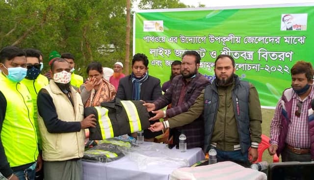 কলাপাড়ায় ৫ শতাধিক জেলের মাঝে লাইফজ্যাকেট ও শীতবস্ত্র বিতরণ
