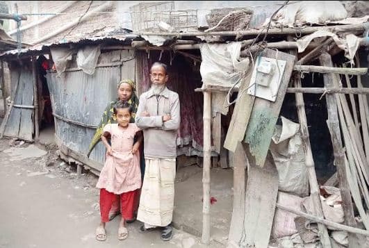 আশাশুনি বুধহাটার  অসহায় সিরাজুলের দুর্বিসহ জীবনযাপন