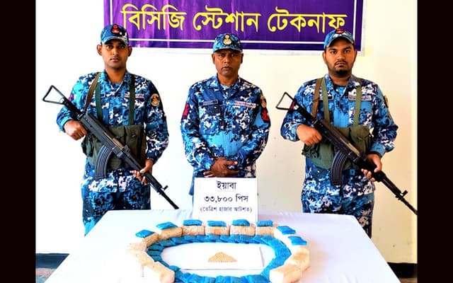টেকনাফে কোস্ট গার্ডের অভিযানে ৩৩৮০০ ইয়াবা জব্দ