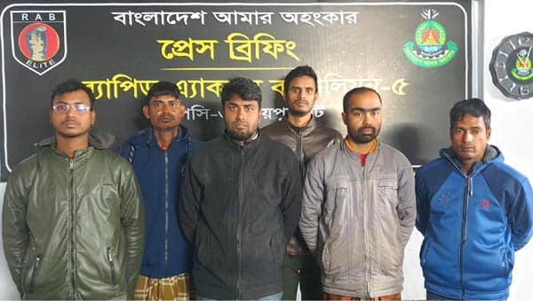 ধামইরহাটে পর্নোগ্রাফি চক্রের ৬ সদস্যকে আটক করেছে র‌্যাব