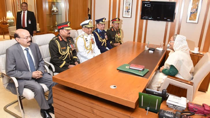 সশস্ত্রবাহিনী বিভাগে নিজ কার্যালয়ে প্রধানমন্ত্রী