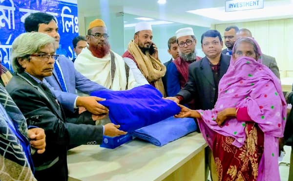 দেবীদ্বারে ৫ শত শীতার্ত পেল শাহজালাল ইসলামী ব্যাংকের কম্বল