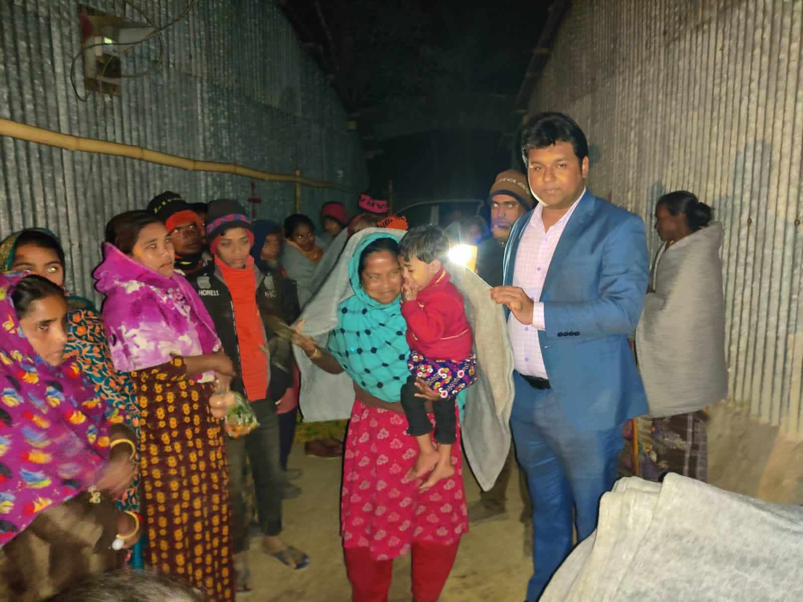 কনকনে শীতের রাতে আশ্রায়ন প্রকল্পে শীতার্তদের পাশে ইউএনও অমিত রায়