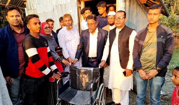 কেশবপুরে এস আর যুব ও সমাজকল্যাণ সংস্থার উদ্যোগে হুইল চেয়ার বিতরণ