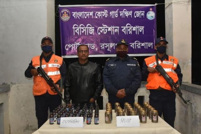 কোস্ট গার্ডের অভিযানে ফেন্সিডিল, বিয়ার ও গাঁজাসহ আটক ২