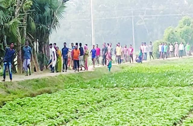 চান্দিনা পৌরসভা নির্বাচনে ভোটকেন্দ্রে সংঘর্ষ, ১ জনকে কুপিয়ে জখম