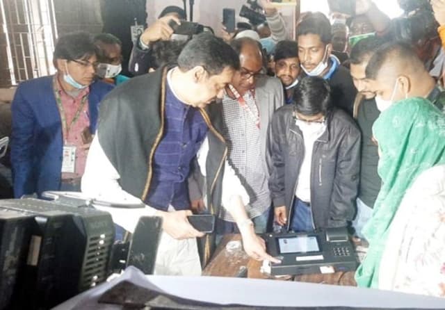 শেষ বেলায় ভোট দিলেন শামীম ওসমান