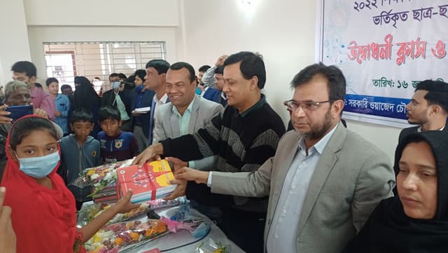 গোয়ালন্দে টেকনিক্যাল স্কুল এন্ড কলেজে বই বিতরন শুরু