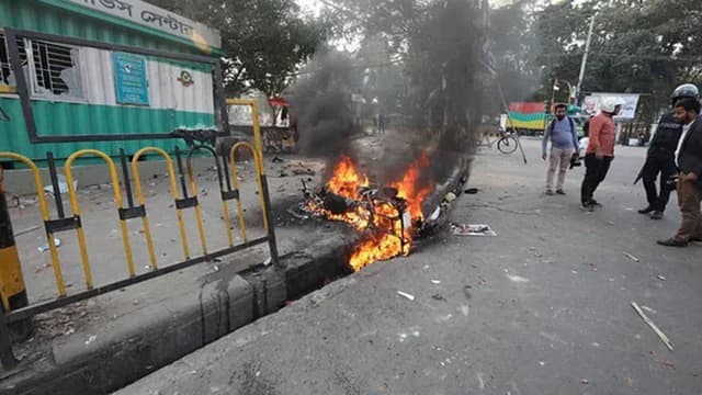 চট্টগ্রামে পুলিশ-বিএনপি সংঘর্ষ, মোটরসাইকেলে আগুন