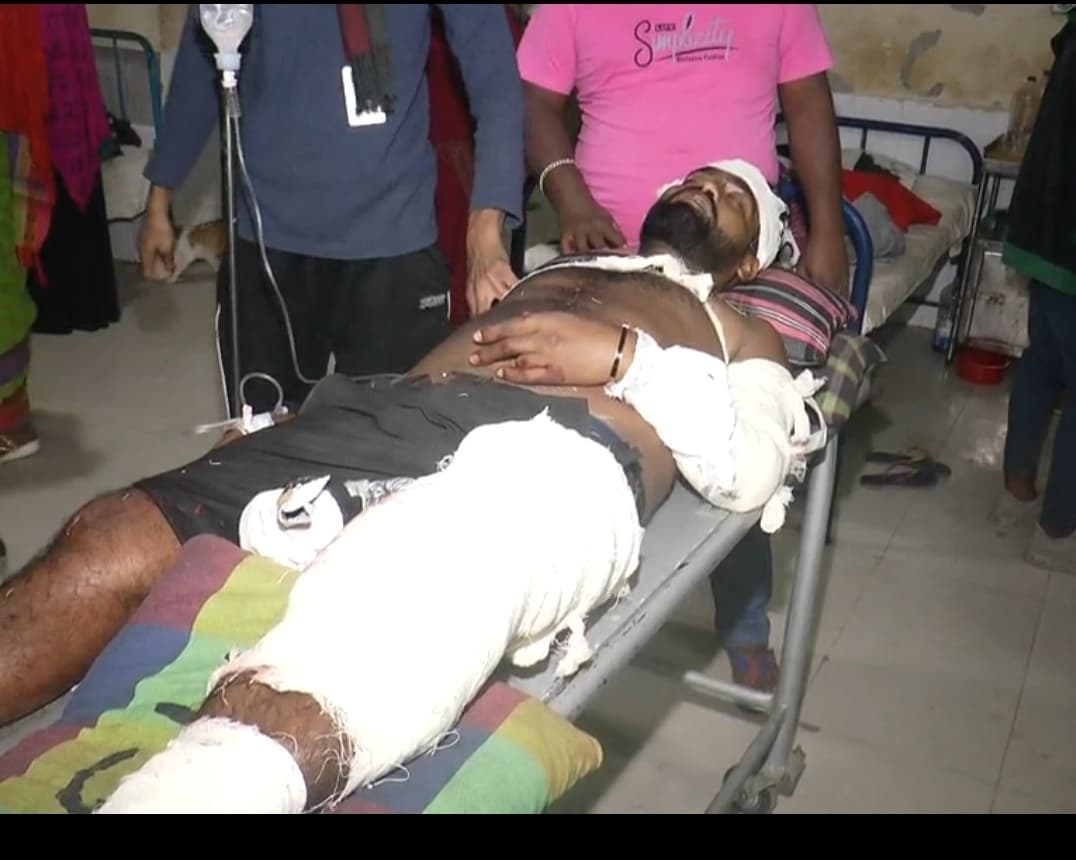 মাদারীপুরে একাধিক মামলার আসামি সহ ব্যবসায়ীকে কুপিয়ে জখম