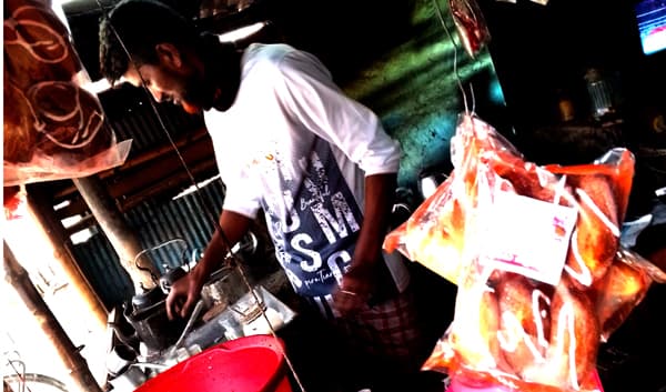 শীতে কদর বেড়েছে আশাশুনির চায়ের দোকানের