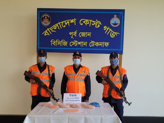 টেকনাফে মাইক্রো বাস থেকে ইয়াবা উদ্ধার
