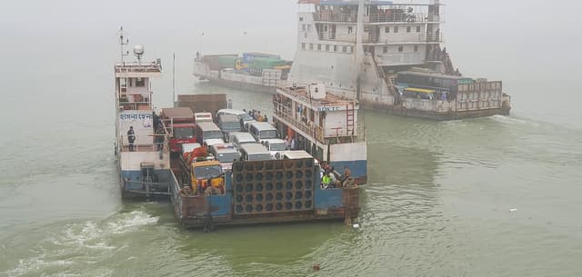 দৌলতদিয়া-পাটুরিয়ায় পাঁচ ঘণ্টা পর ফেরি চলাচল শুরু