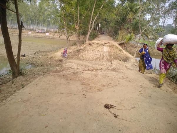 আত্রাইয়ে বন্যায় বিধ্বস্ত রাস্তা সংস্কার না করায় এলাকাবাসীর দুর্ভোগ