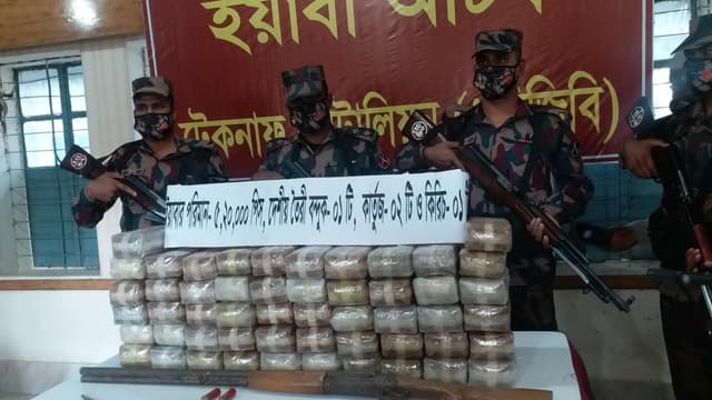 টেকনাফে ইয়াবা কারবারি-বিজিবি গুলাগুলি, ইয়াবা ও বন্ধুক উদ্ধার