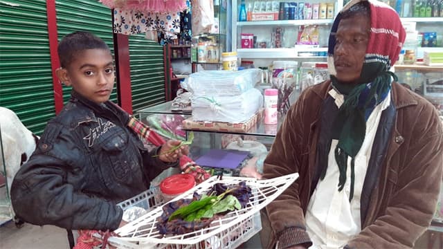পান বিক্রির টাকায় সংসারের ঘানি টানছে শিশু বাহারুল