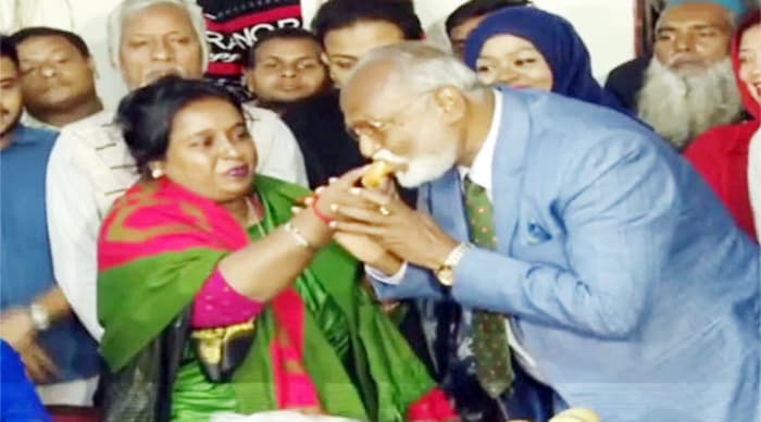 তৈমূরকে মিষ্টিমুখ করালেন আইভী